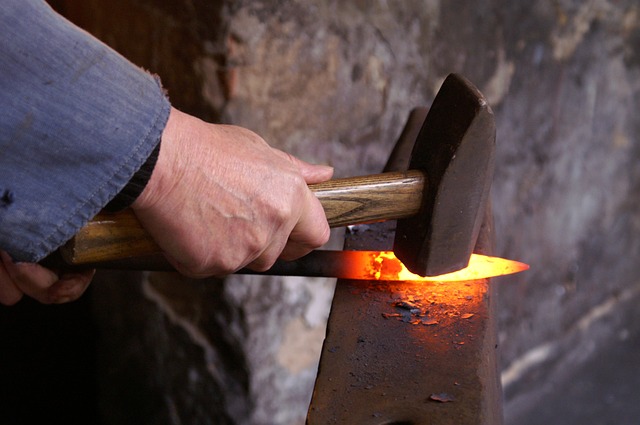 Človek vyrába – kuje predmet z ocele