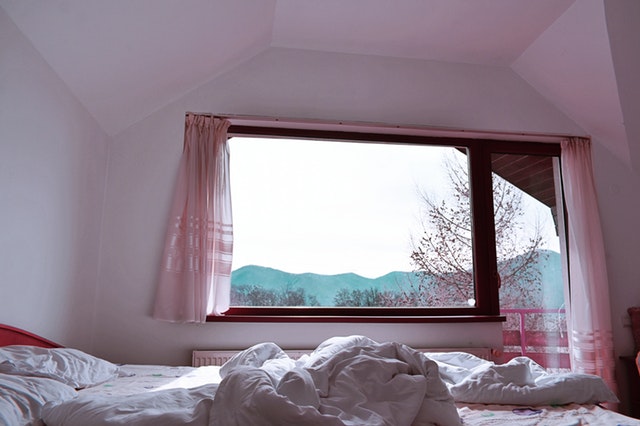 veľké okno nad posteľou.jpg