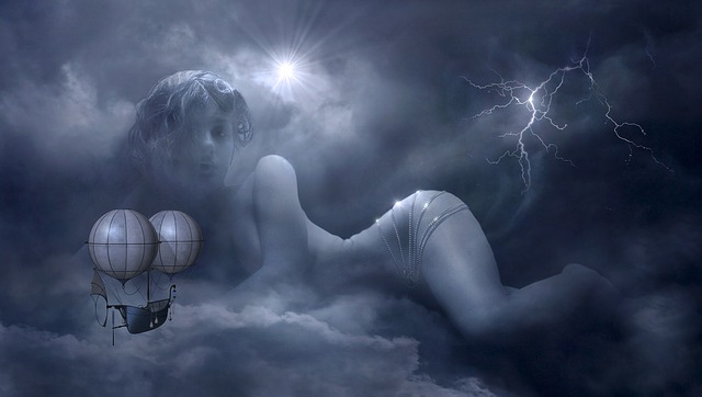 Abstraktný obrázok nahej ženy v oblakoch.jpg