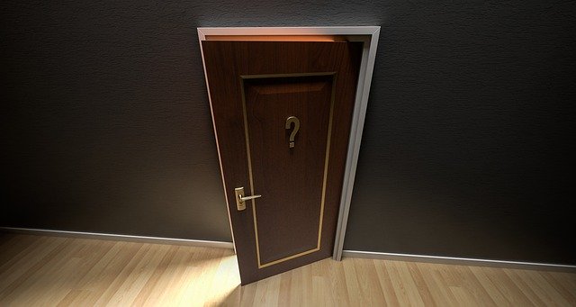 Otvorené dvere s otáznikom v byte 