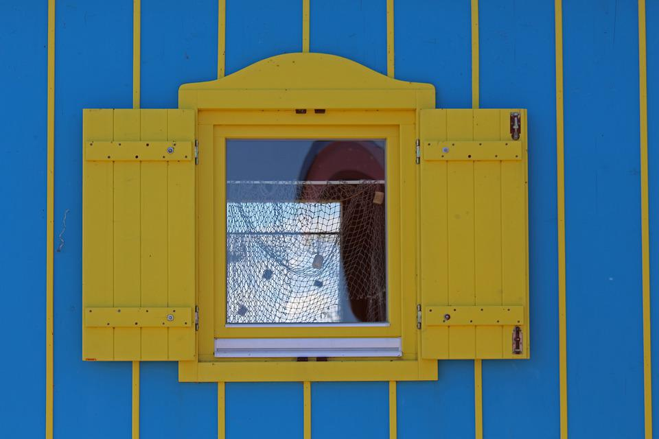 Žlté drevené okno